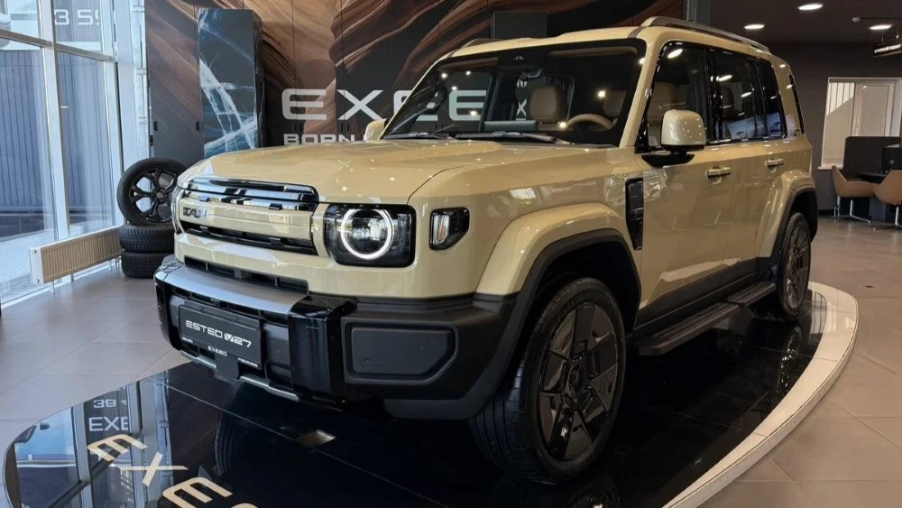 Кроссовер Esteo V27 у дилера в автосалоне Леон Авто Краснодар новый сбоку спереди