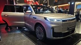 Кроссовер Esteo Exlantix ET8 на презентации в Москве сбоку спереди