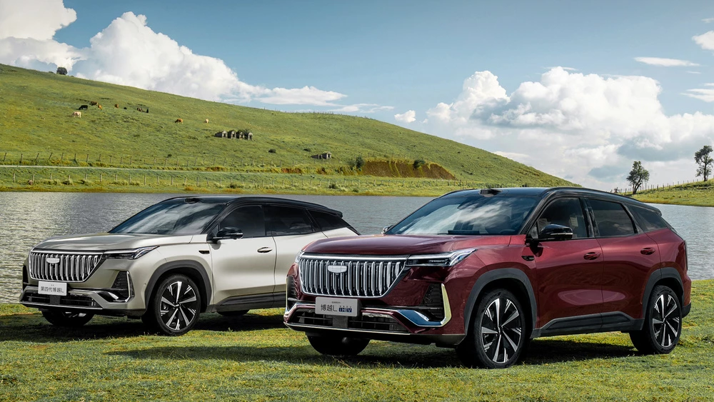 Обновленный гибридный и бензиновый кроссовер Geely Atlas 2027 сбоку