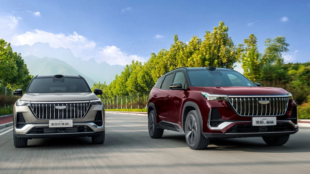 Обновленный гибридный и бензиновый кроссовер Geely Atlas 2027 сбоку спереди