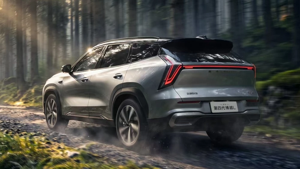 Обновленный бензиновый кроссовер Geely Atlas 2027 сбоку сзади