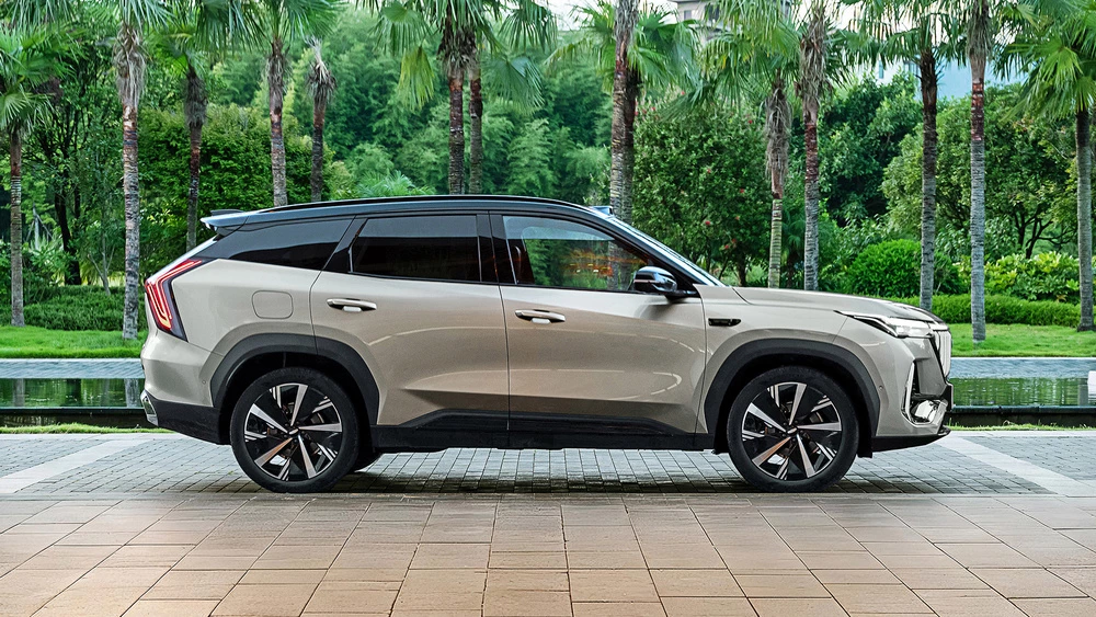 Обновленный бензиновый кроссовер Geely Atlas 2027 сбоку