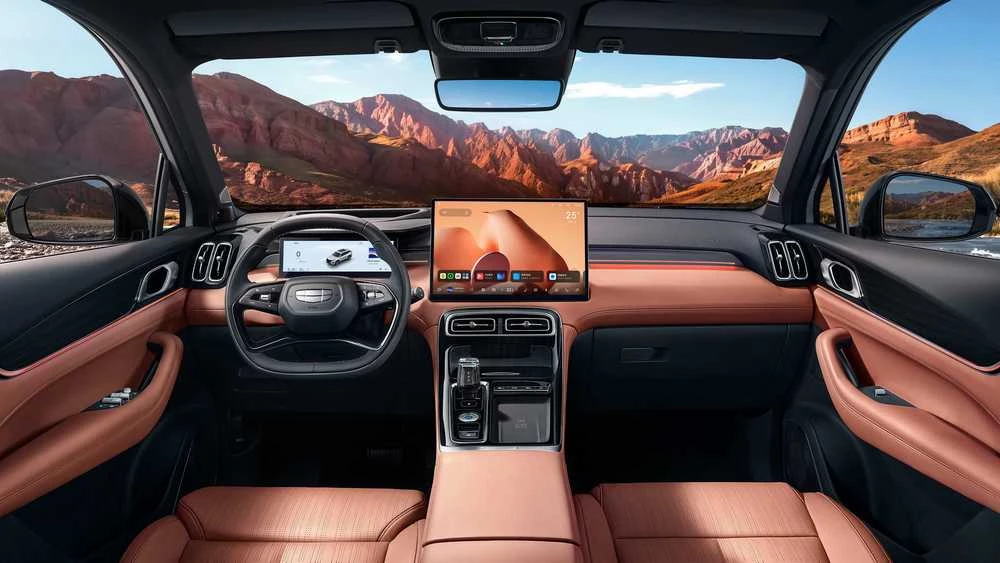 Обновленный гибридный и бензиновый кроссовер Geely Atlas 2027 салон интерьер