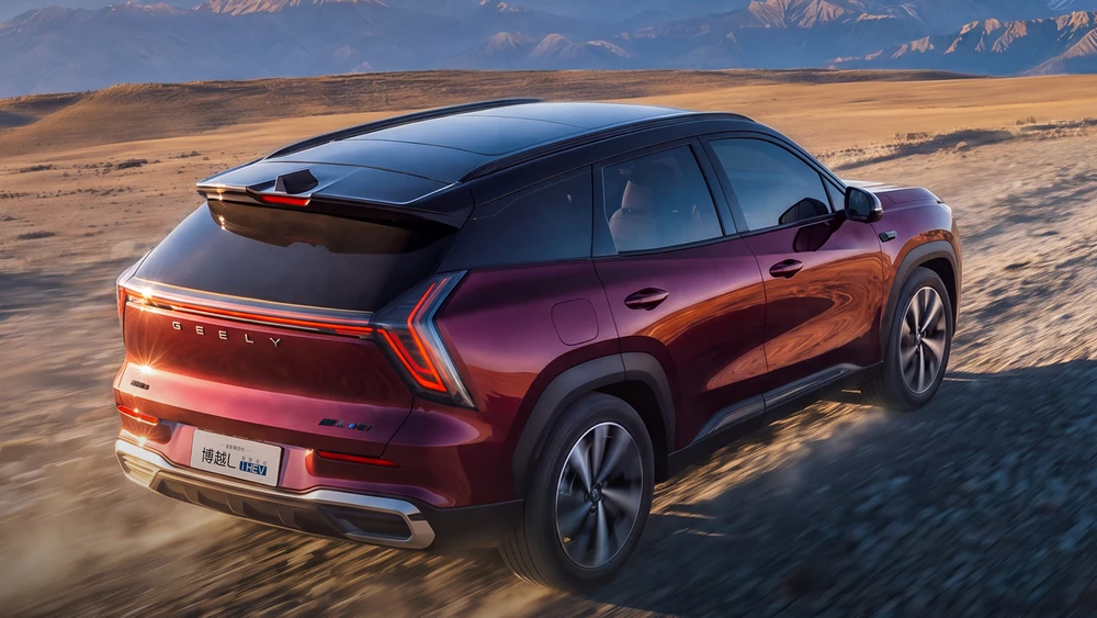 Обновленный гибридный кроссовер Geely Atlas 2027 сбоку сзади