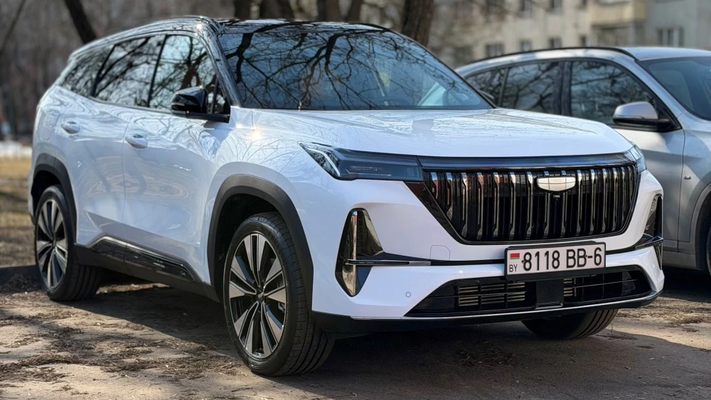 Кроссовер Geely Boyue L в Беларуси белый сбоку спереди