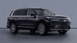 Кроссовер Geely Galaxy M8 сбоку спереди