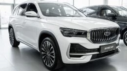 geely monjaro у дилера в автосалоне сбоку спереди купить новый бизнес кар москва