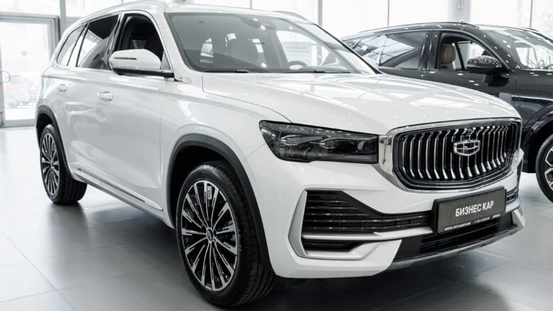 Зимняя эксплуатация Geely Monjaro: как кроссовер ведет себя в морозы geely monjaro у дилера в автосалоне сбоку спереди купить новый бизнес кар москва