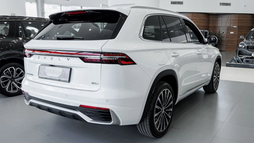 geely monjaro у дилера в автосалоне сбоку сзади купить новый бизнес кар москва
