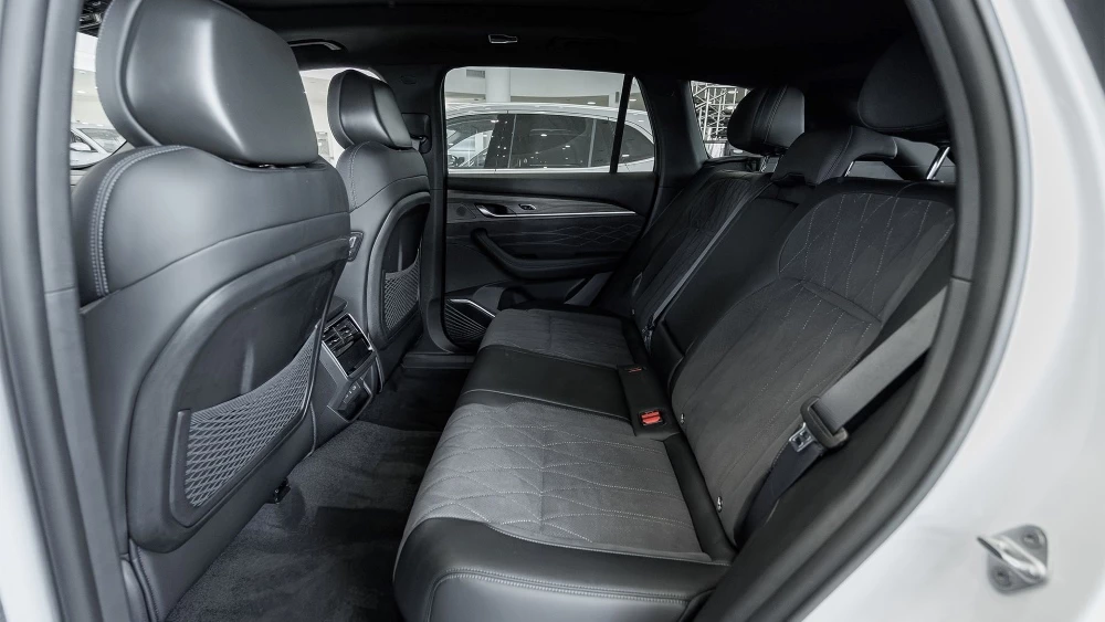 geely monjaro у дилера в автосалоне салон интерьер второй ряд купить новый бизнес кар москва