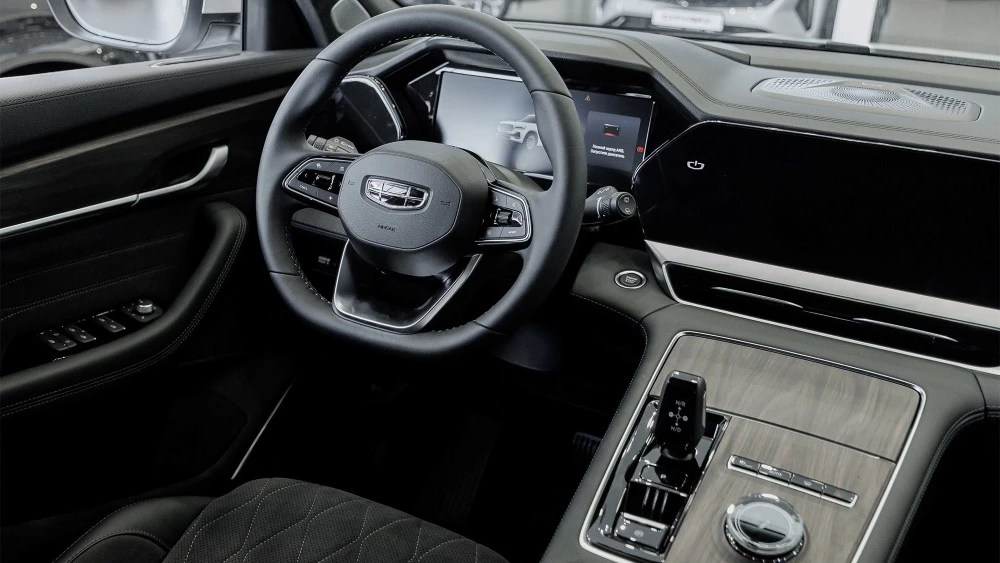 geely monjaro у дилера в автосалоне салон интерьер купить новый бизнес кар москва