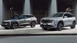 Кроссоверы Geely Cityray и Atlas вместе разница отличия сбоку спереди