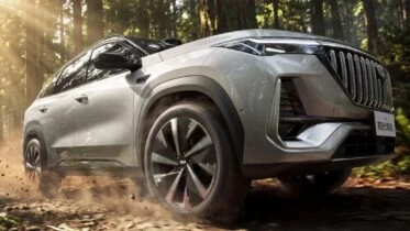 бензиновые автомобили покупают китайцы geely atlas iv кроссовер сбоку спереди