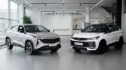 Geely coolray Cityray у дилера в автосалоне Бизнес Кар сбоку спереди вместе