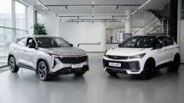 Geely coolray Cityray у дилера в автосалоне Бизнес Кар сбоку спереди вместе