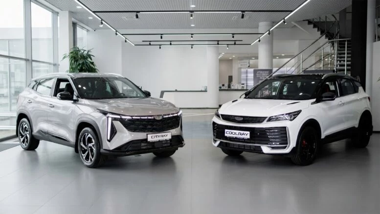 Две стороны медали: выбираем между Geely Coolray и Cityray Geely coolray Cityray у дилера в автосалоне Бизнес Кар сбоку спереди вместе