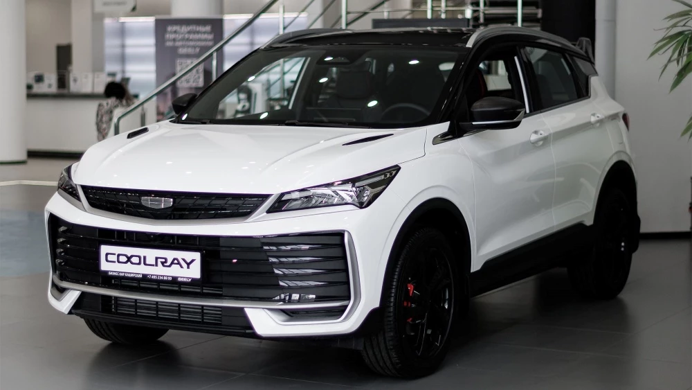 Geely Coolray у дилера в автосалоне Бизнес Кар сбоку спереди