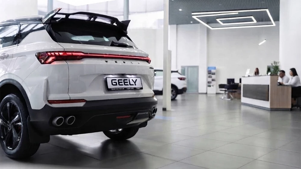 Geely Coolray у дилера в автосалоне Бизнес Кар сбоку сзади
