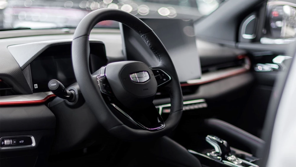 Geely Coolray у дилера в автосалоне Бизнес Кар салон интерьер