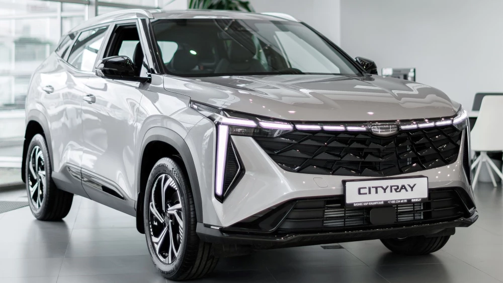 Geely Cityray у дилера в автосалоне Бизнес Кар сбоку спереди