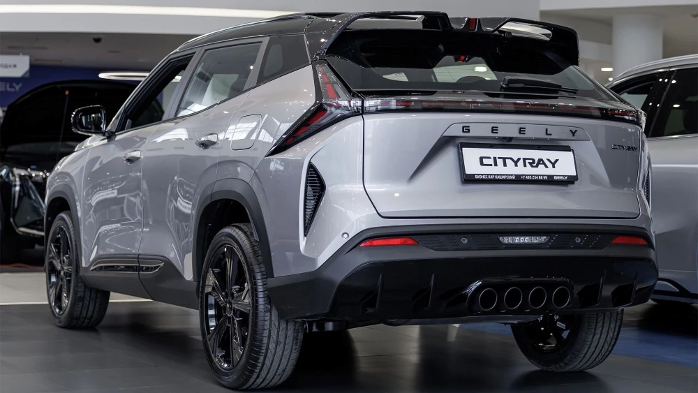 Geely Cityray у дилера в автосалоне Бизнес Кар сбоку сзади