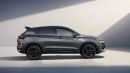Кроссовер Geely Coolray сбоку серый