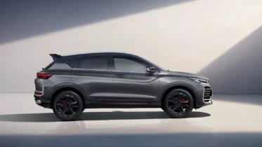 Кроссовер Geely Coolray сбоку серый