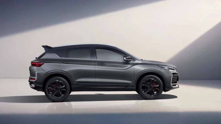 Кроссовер Geely Coolray сбоку серый