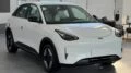 Цена электрического хетчбэка Geely EX2 стала известна в Узбекистане у дилера сбоку спереди белый