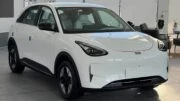 Цена электрического хетчбэка Geely EX2 стала известна в Узбекистане у дилера сбоку спереди белый