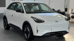 Цена электрического хетчбэка Geely EX2 стала известна в Узбекистане у дилера сбоку спереди белый