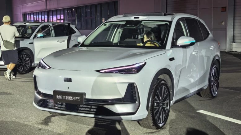 Geely EX5 обновился, прибавил 115 л.с. и подешевел в Китае. Цены и комплектации Обновлённый кроссовер Geely EX5 прибавил 115 л.с. и подешевел в Китае