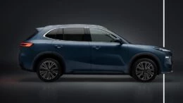 У гибридного Geely EX5 EM-i появился полный привод кроссовер сбоку синий