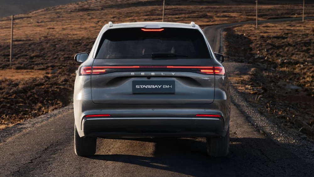 У гибридного Geely EX5 EM-i появился полный привод кроссовер сзади серый