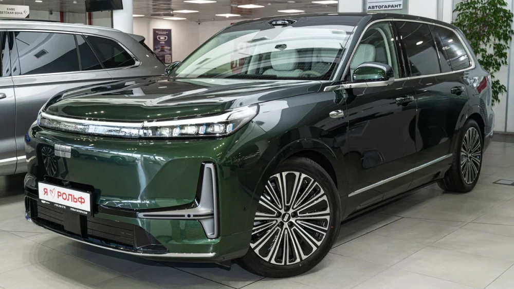 geely galaxy m9 в россии сбоку спереди кроссовер зеленый