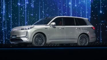 geely galaxy m9 в россии сбоку спереди кроссовер