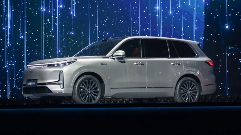 geely galaxy m9 в россии сбоку спереди кроссовер