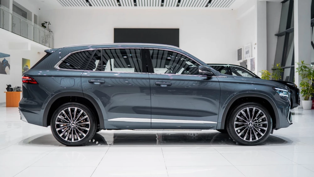 geely monjaro em-i сбоку кроссовер гибридный в азербайджане у дилера