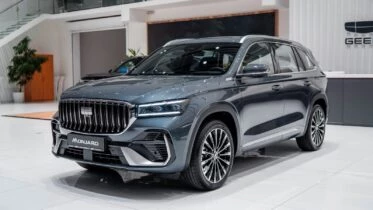 Гибридный кроссовер Geely Monjaro EM-i с полным приводом начали продавать в Азербайджане сбоку спереди у дилера цена