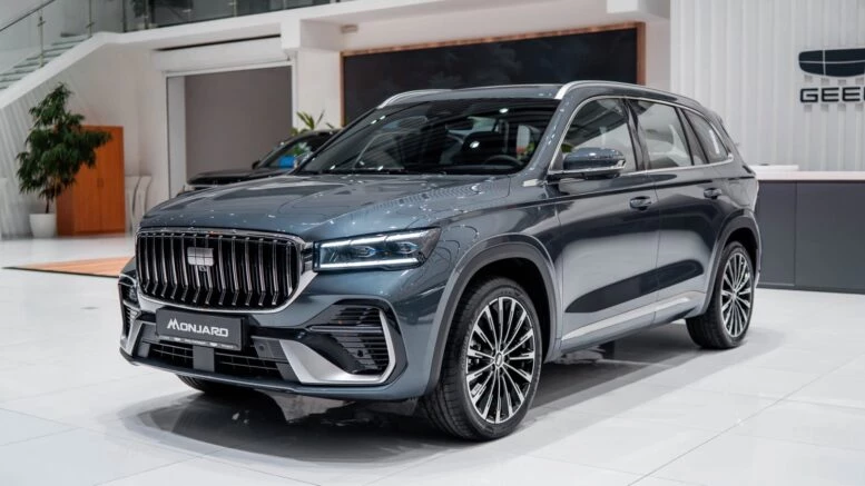 Гибридный кроссовер Geely Monjaro EM-i с полным приводом начали продавать в Азербайджане сбоку спереди у дилера цена