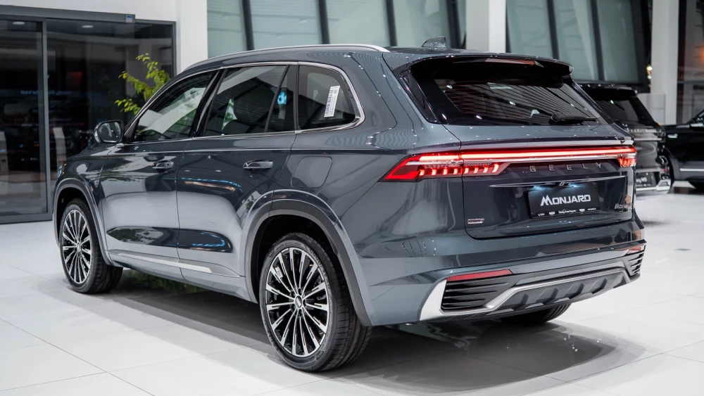 geely monjaro em-i сбоку сзади кроссовер гибридный в азербайджане у дилера