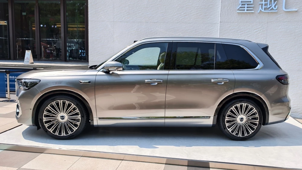 geely monjaro plus кроссовер сбоку серебряный