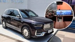 Geely Monjaro Plus официально представили в Китае кроссовер сбоку спереди салон