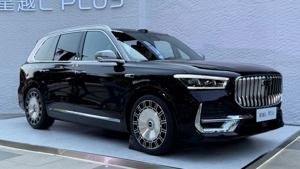 geely monjaro plus кроссовер сбоку спереди черный