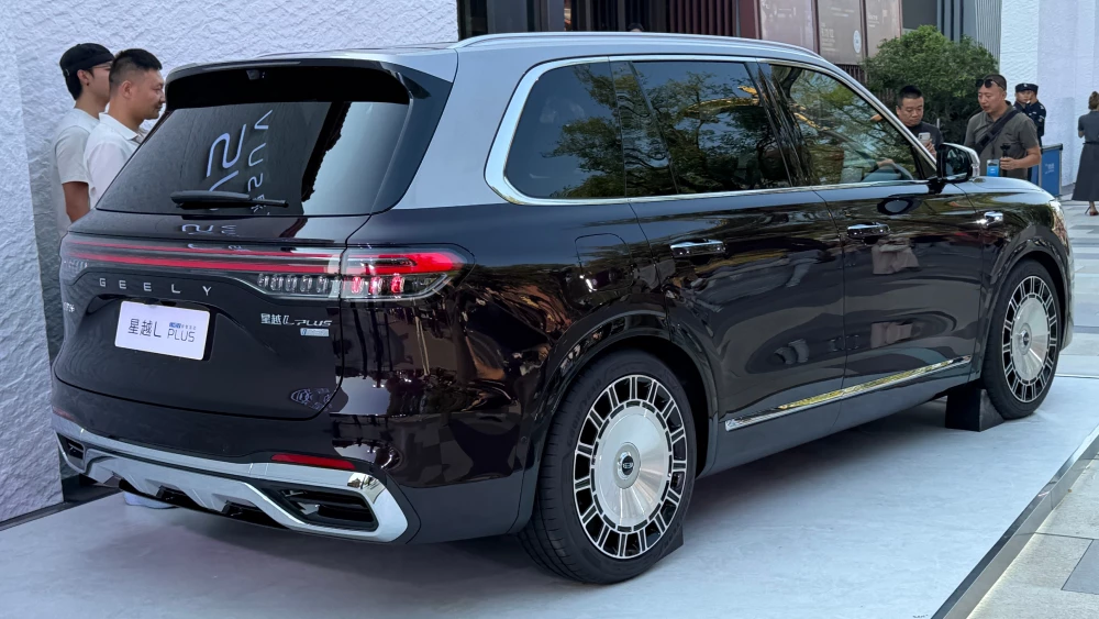 geely monjaro plus кроссовер сзади спереди черный