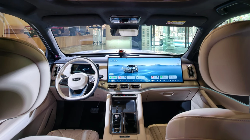 geely monjaro plus кроссовер салон экран