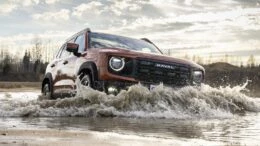 Haval Dargo в воле сбоку спереди полный привод водоем в динамике