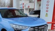 Haval Jolion на заправке АЗС дорестайл сбоку