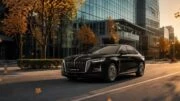 Обновленный седан Hongqi H5 2026 сбоку спереди в динамике