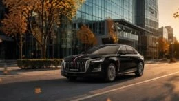 Обновленный седан Hongqi H5 2026 сбоку спереди в динамике